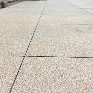 绵阳 黄金麻花岗岩石板材荔枝面地面铺装效果