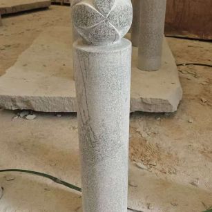 绵阳 芝麻白花岗岩石材挡车石柱、停车柱、圆柱挡车柱、方柱挡车柱等