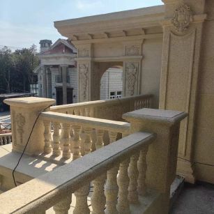 绵阳 黄金麻别墅外墙干挂雕花配合阳台栏杆花瓶柱