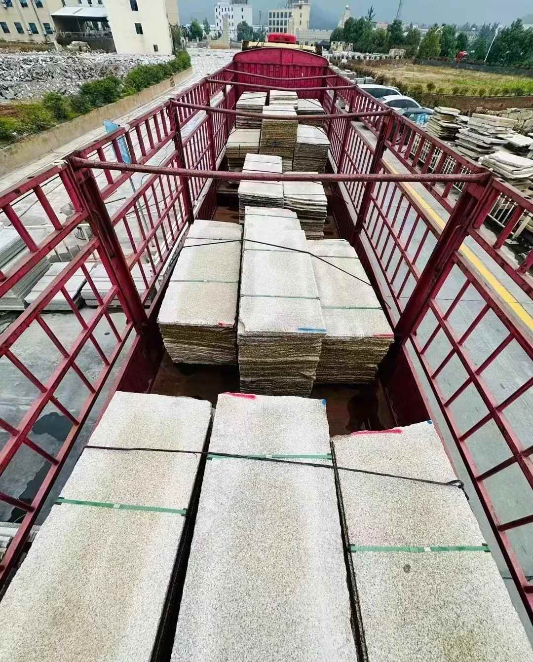 绵阳 黄金麻花岗岩荔枝面，光面毛板装车完成