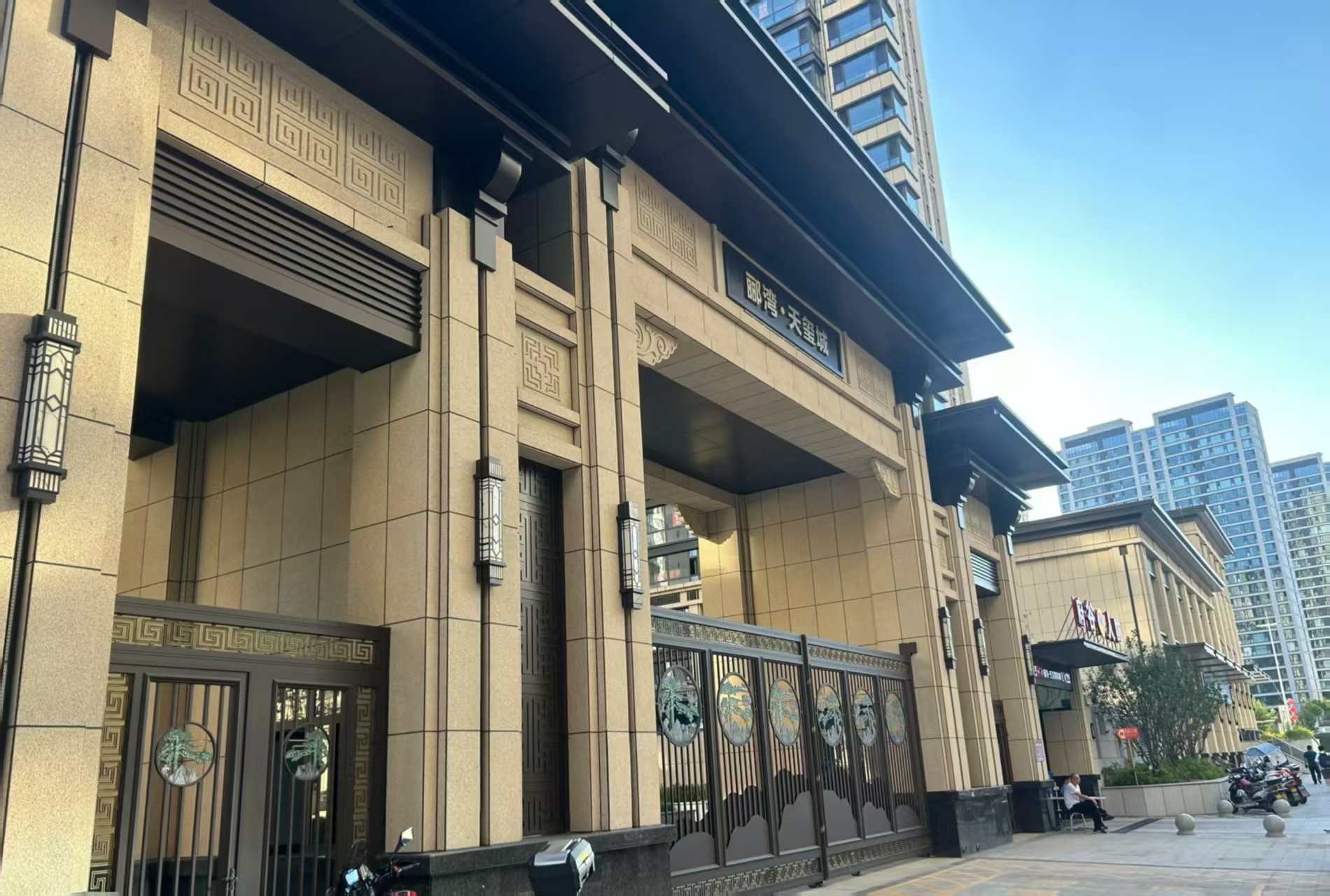 绵阳 黄金麻花岗岩荔枝面小区门楼外墙干挂