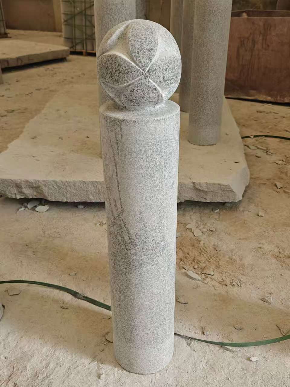 绵阳 芝麻白花岗岩石材挡车石柱、停车柱、圆柱挡车柱、方柱挡车柱等