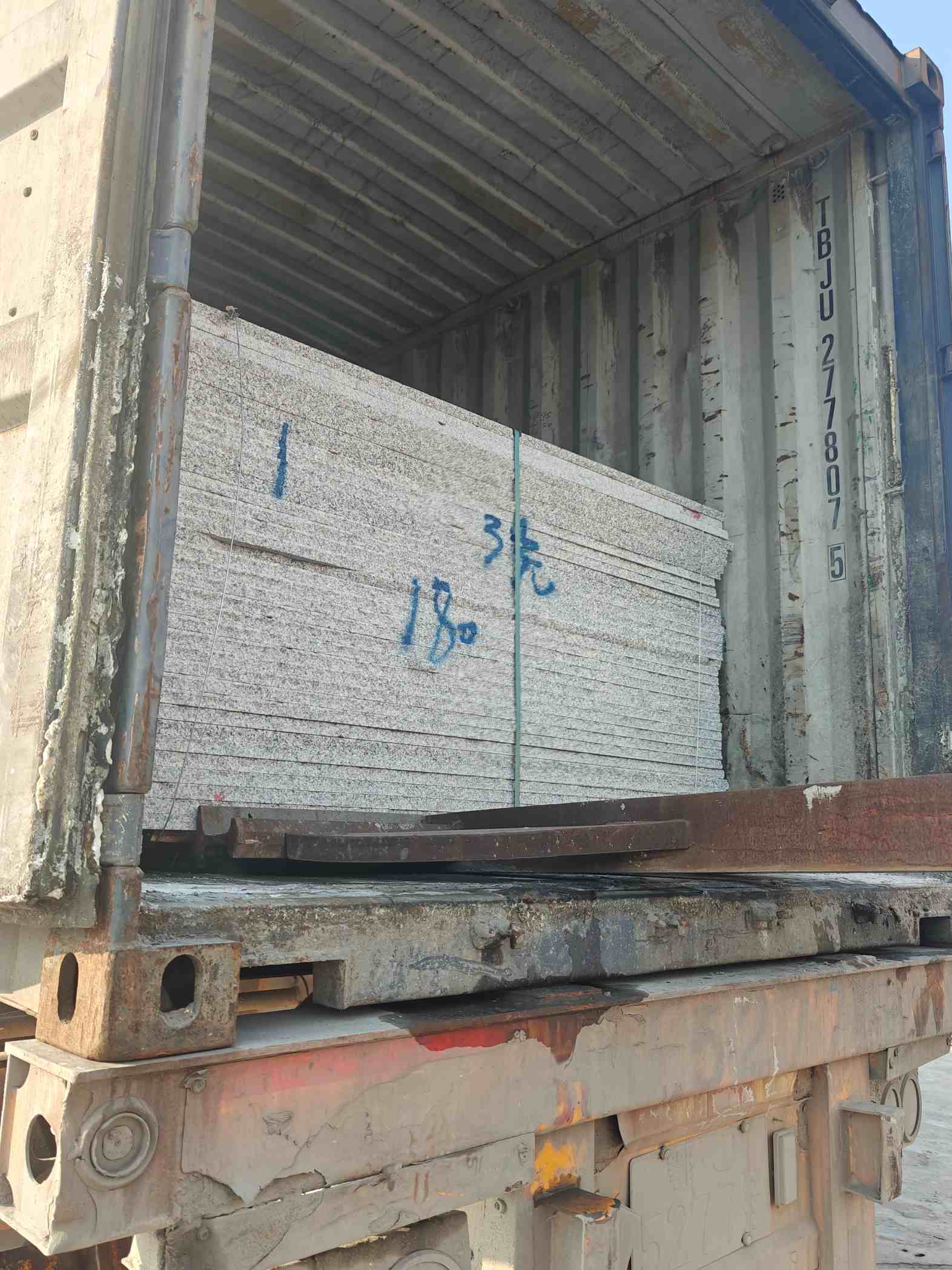 绵阳 芝麻白花岗岩石材3.0公分光面毛板装柜出货