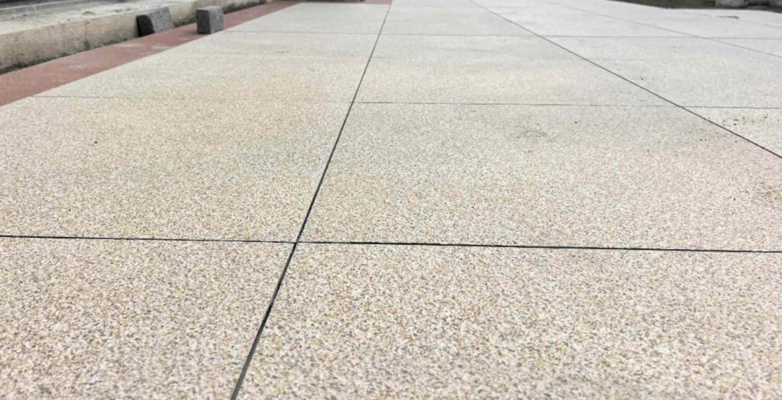 绵阳 黄金麻花岗岩石板材荔枝面地面铺装效果