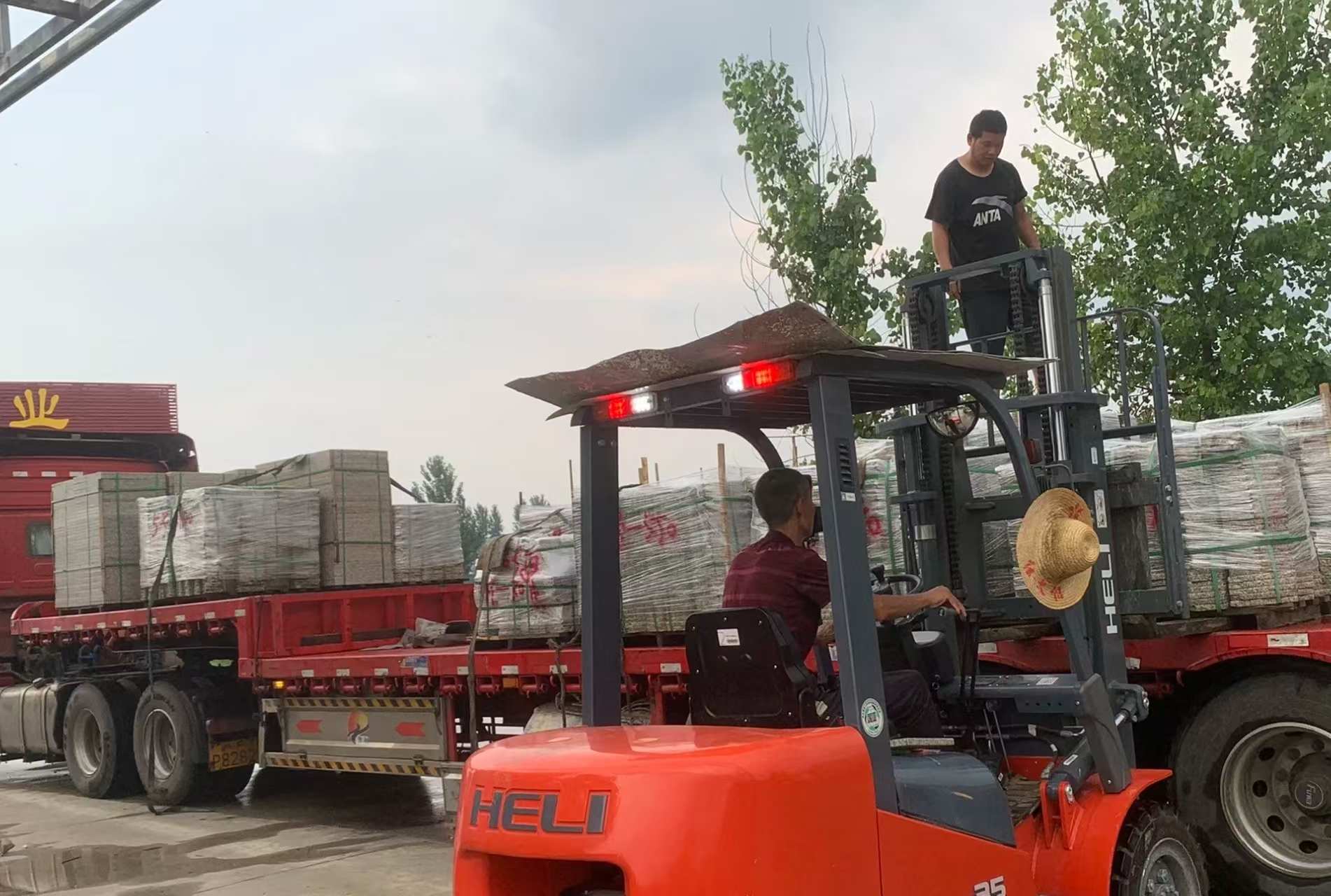 绵阳 黄金麻冰裂纹，地铺石装车