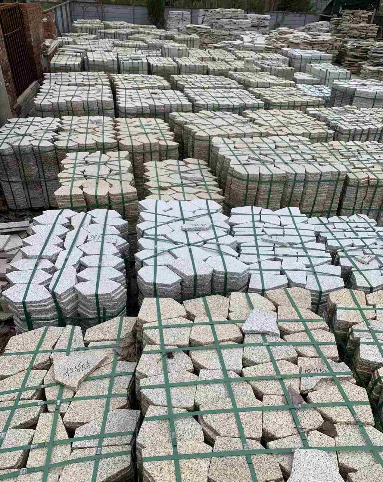 绵阳 黄金麻白麻花岗岩荔枝面地铺石(冰裂纹)