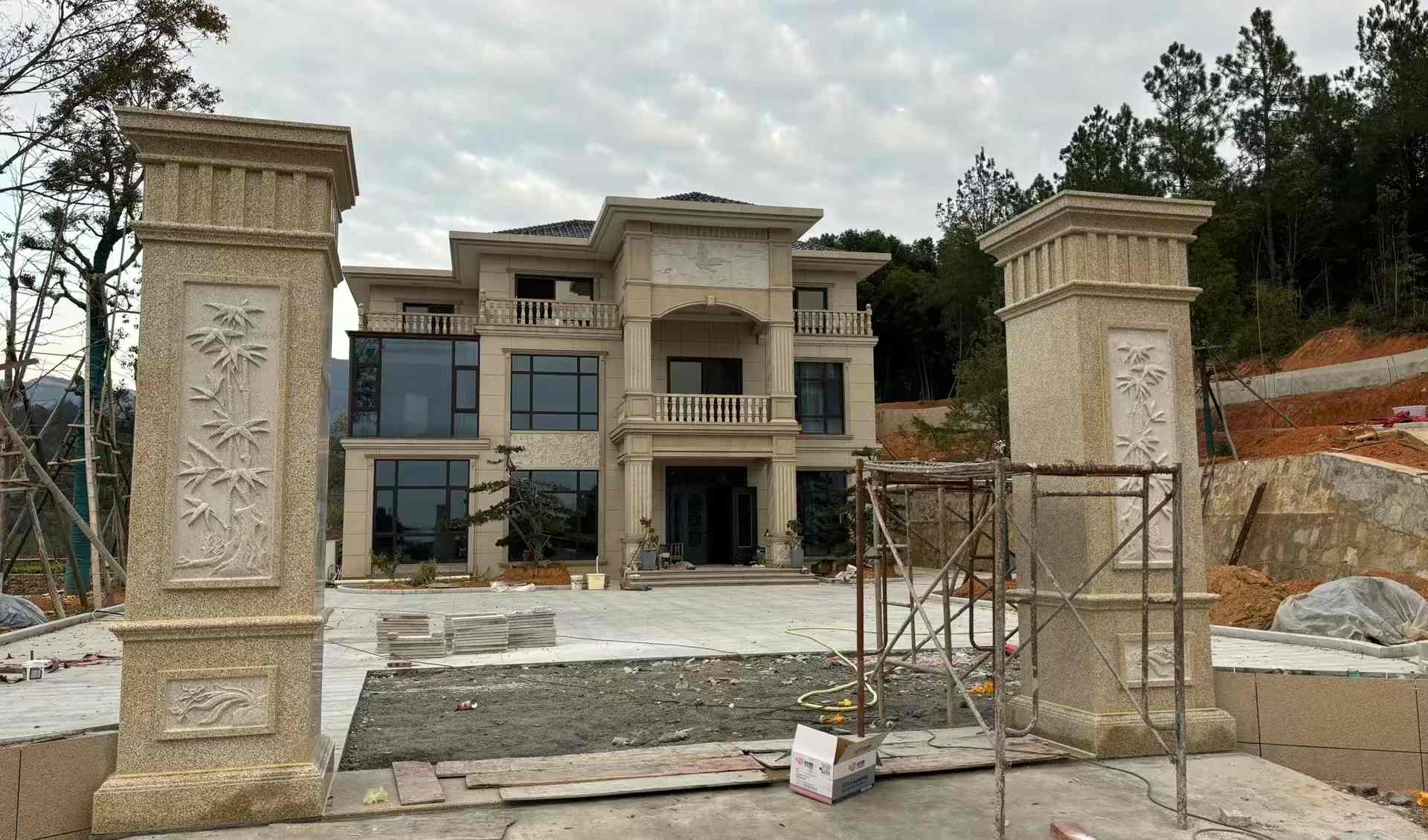 绵阳 黄金麻花岗岩别墅雕花外墙干挂配上门口雕花罗马柱