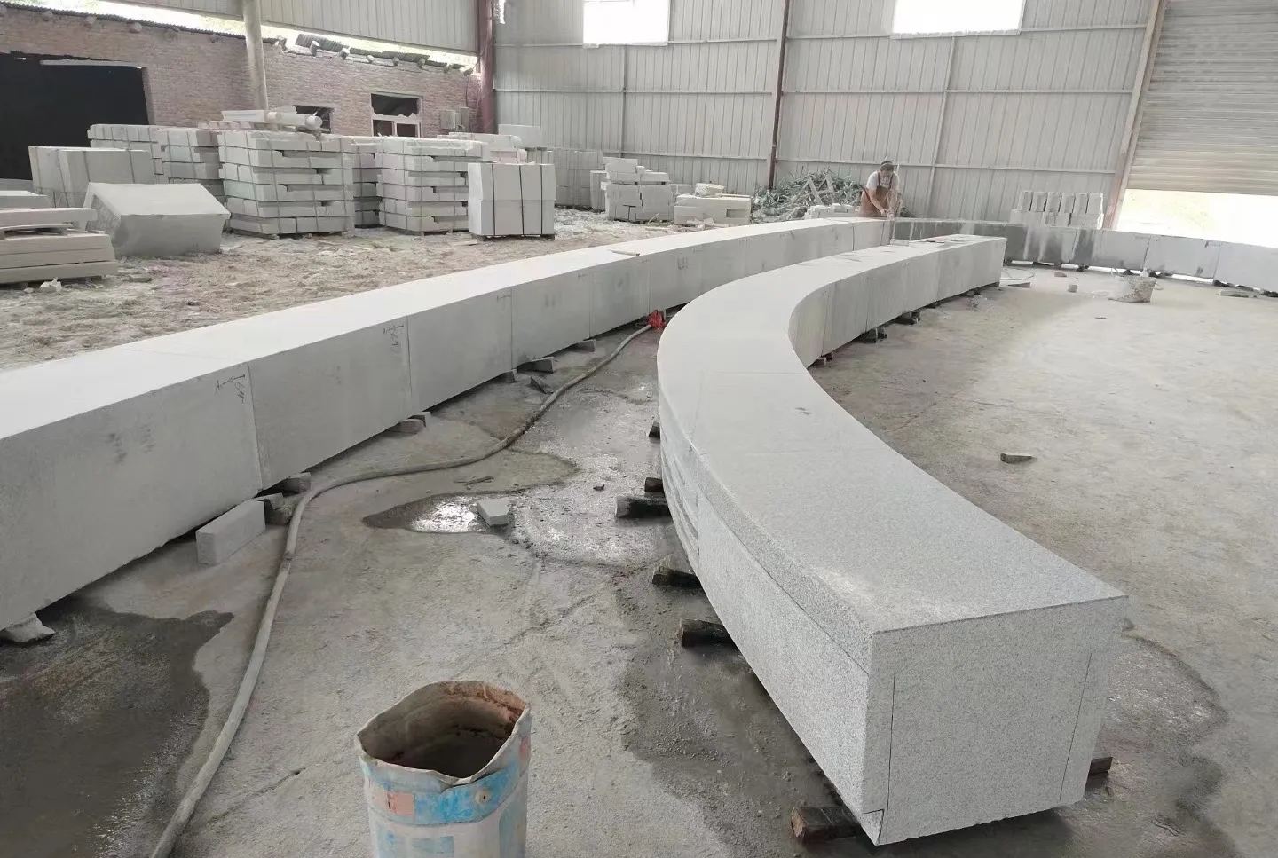 绵阳芝麻白花岗岩石板材 园林光面弧形坐凳