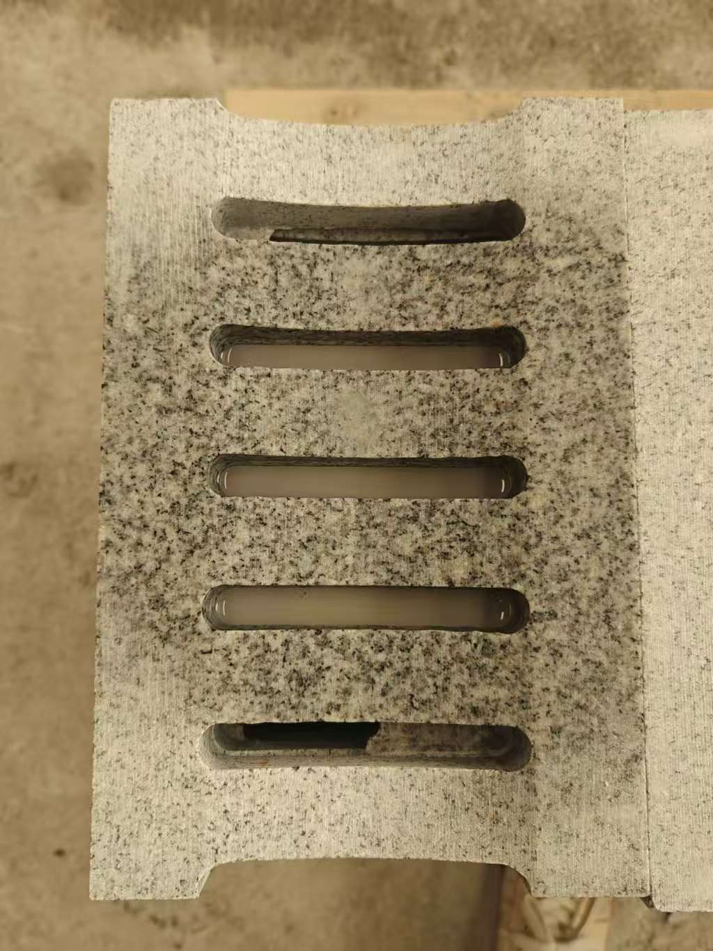 绵阳 芝麻白拉丝面花岗岩U型开槽排水槽