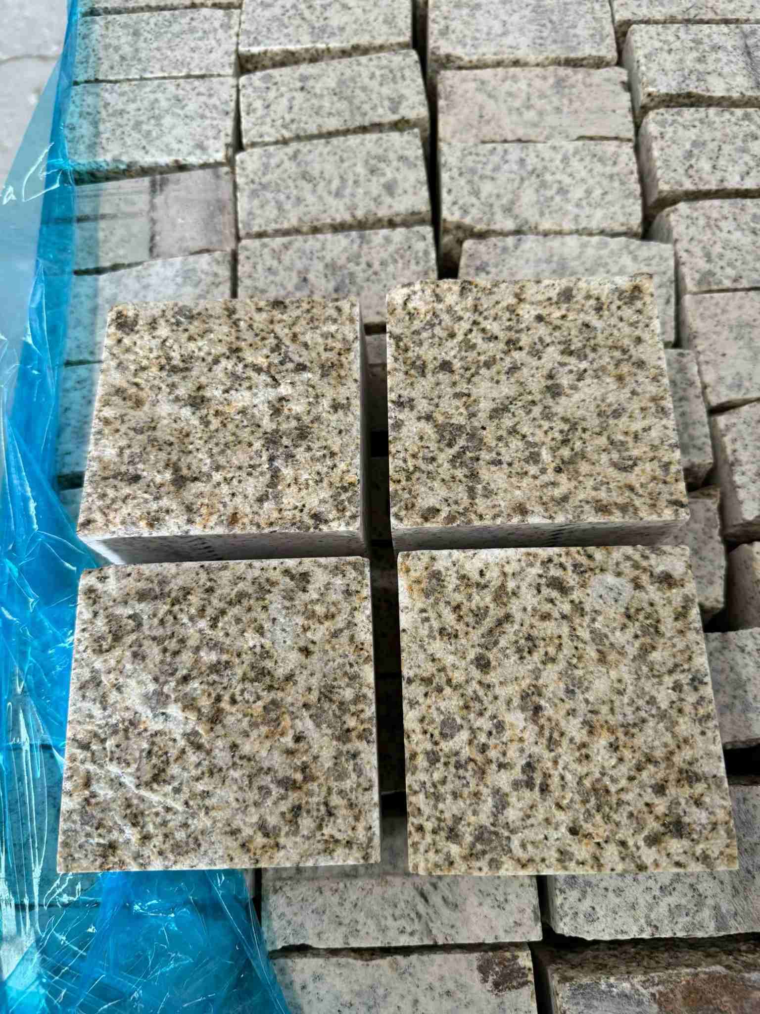 绵阳 黄金麻花岗岩自然面小方块，弹石，马蹄石等