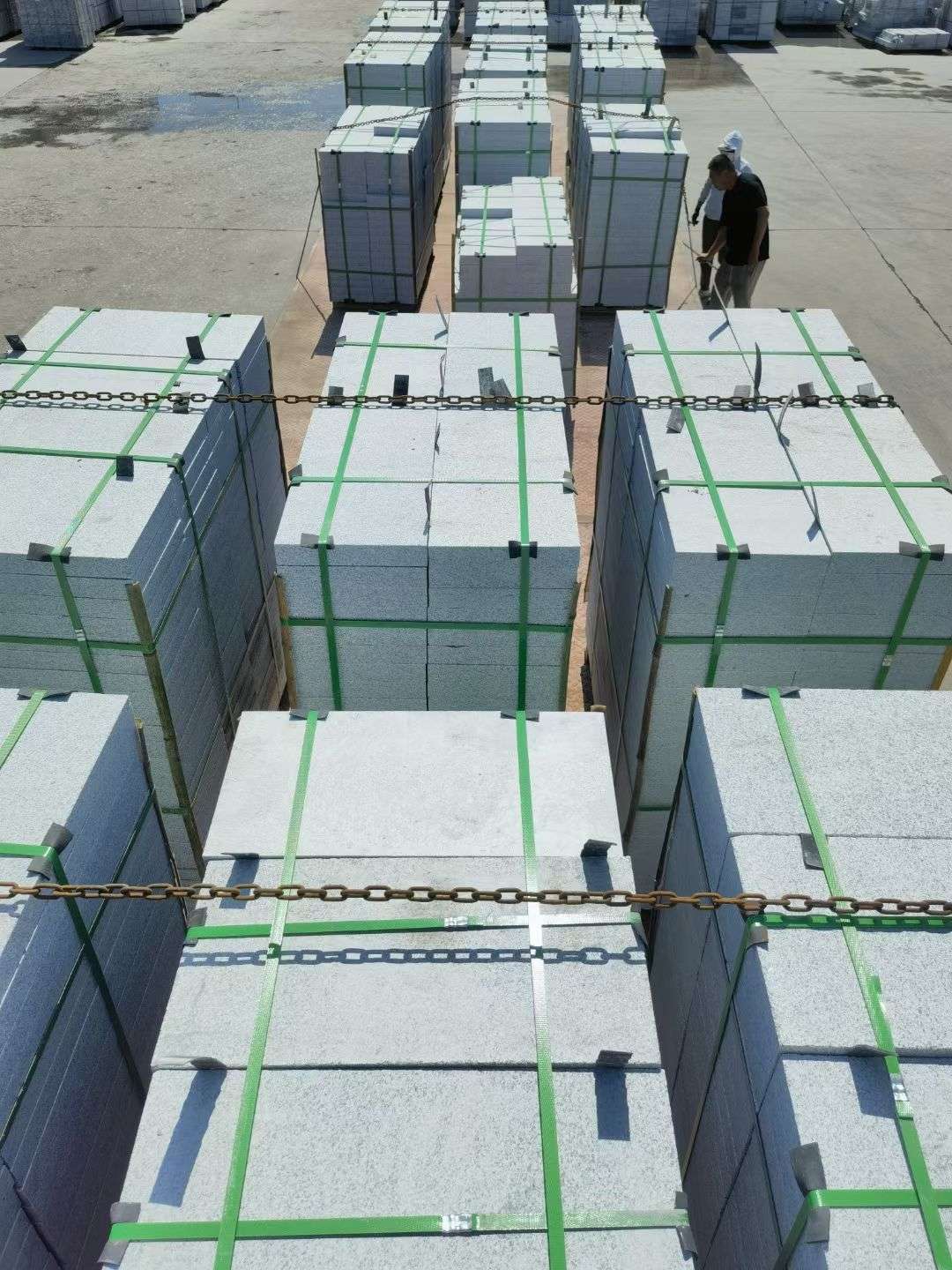 绵阳 芝麻白花岗岩5公分地铺石 花岗岩厂家工厂装车日常