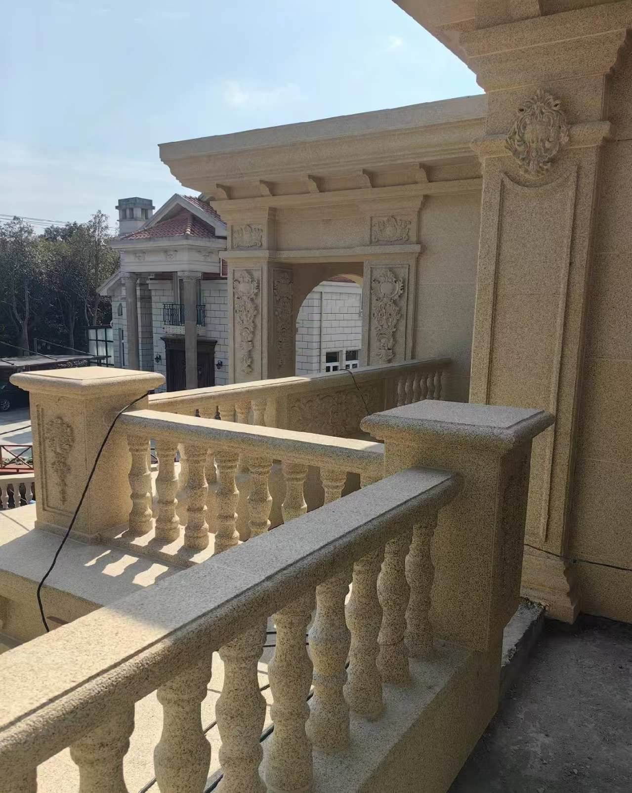 绵阳 黄金麻别墅外墙干挂雕花配合阳台栏杆花瓶柱