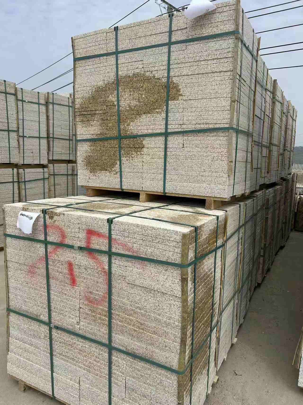 绵阳 黄金麻花岗岩石材荔枝面地铺石2.5*300*600