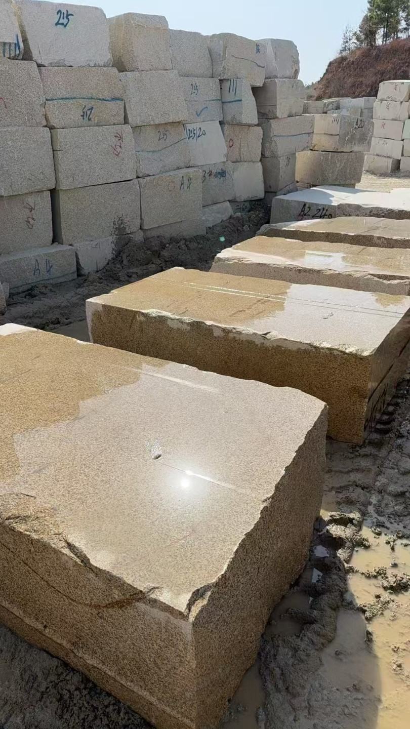 绵阳 黄金麻方料堆场洗料分选中，原材料充足