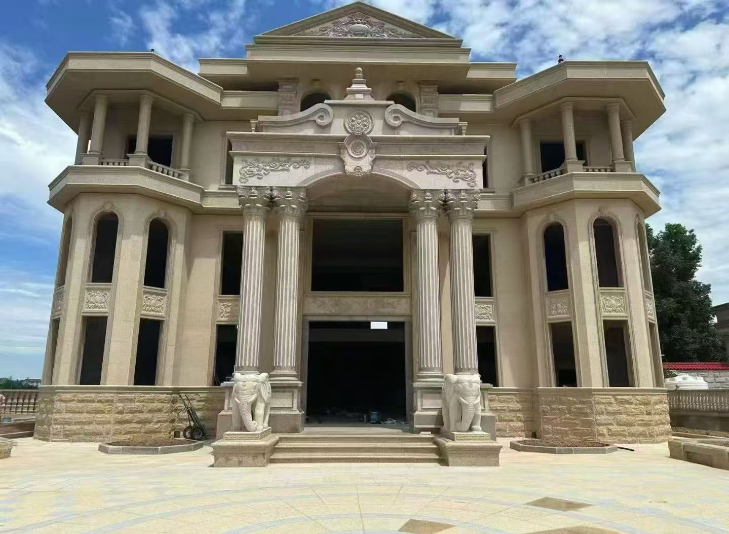 绵阳 黄金麻别墅外墙干挂，大柱，大象，蘑菇石，雕花板